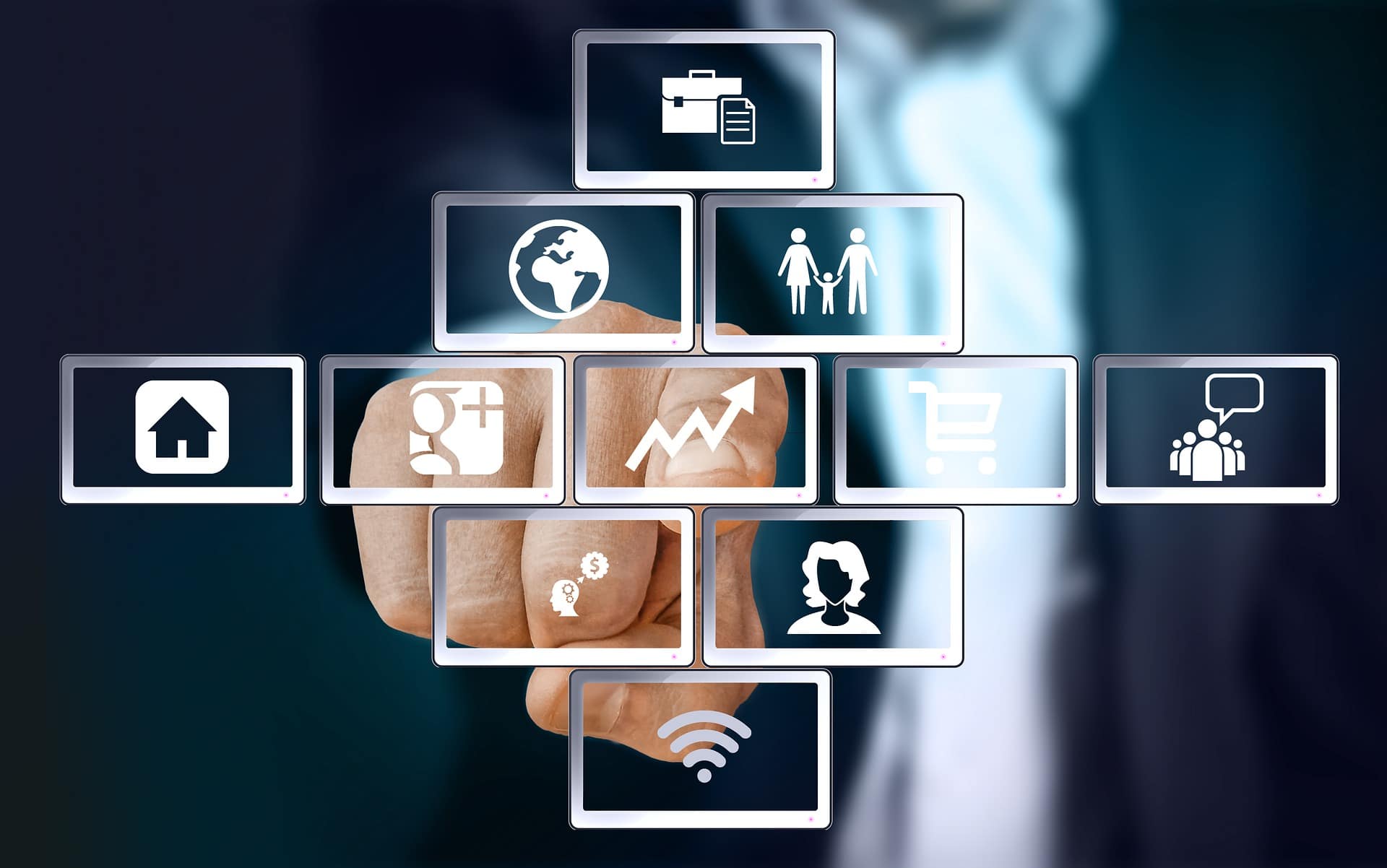 Mano tocando pantalla táctil con iconos