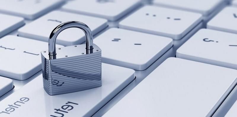 Grupo Albatros, teclado con candado de metal sobre una de las teclas