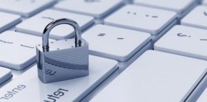 Grupo Albatros, teclado con candado de metal sobre una de las teclas