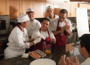 Discapacitados-reciben-formacion-culinaria-de-Unicasa_36285