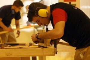 Grupo Albatros. Dos chicos jóvenes trabajando de carpinteros.