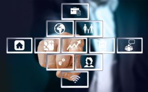 Mano tocando pantalla táctil con iconos