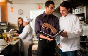 Profesor y alumno de cocina en sala